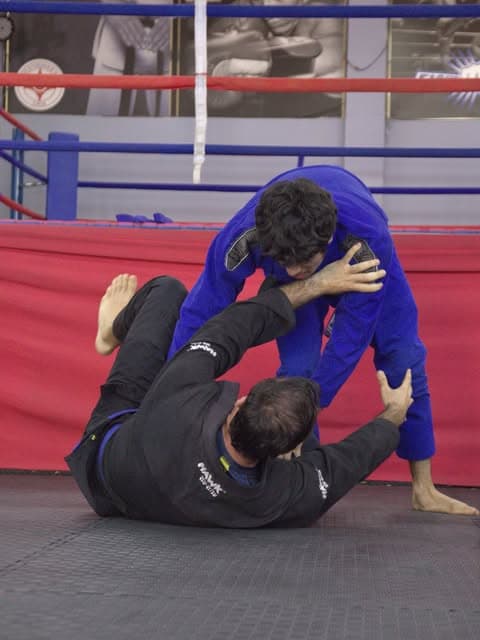 Dos alumnos de Hawk entrenando un pase de guardia en el tatami