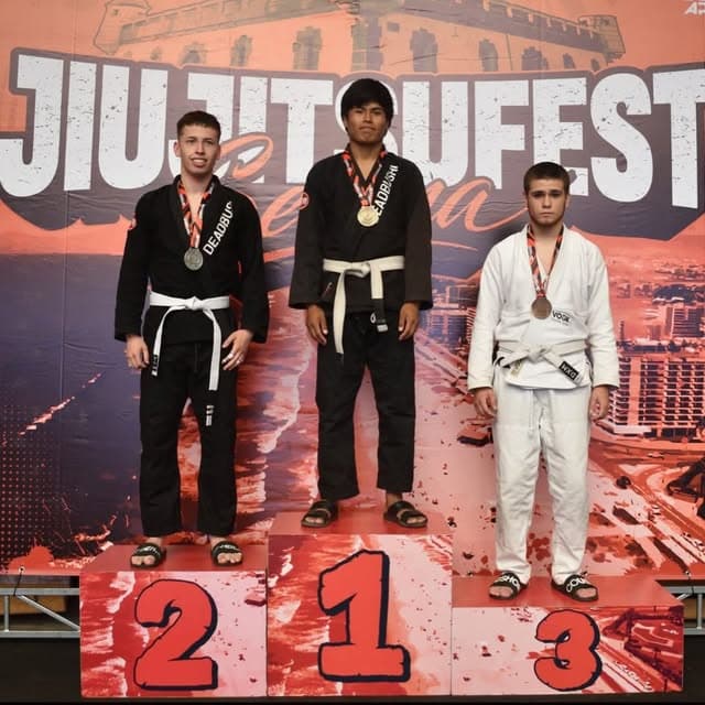 Alumnos de Hawk con sus medallas
